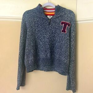 Semi-cropped Tommy Hilfiger Sweater. Barely worn. Thick/Good quality.